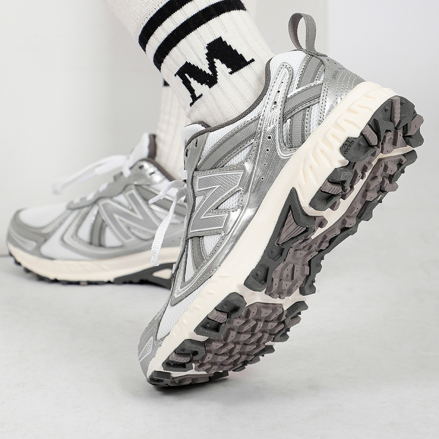 New Balance 410 Wide White Silver купить в интернет-магазине Yoocart с быстрой доставкой по России.