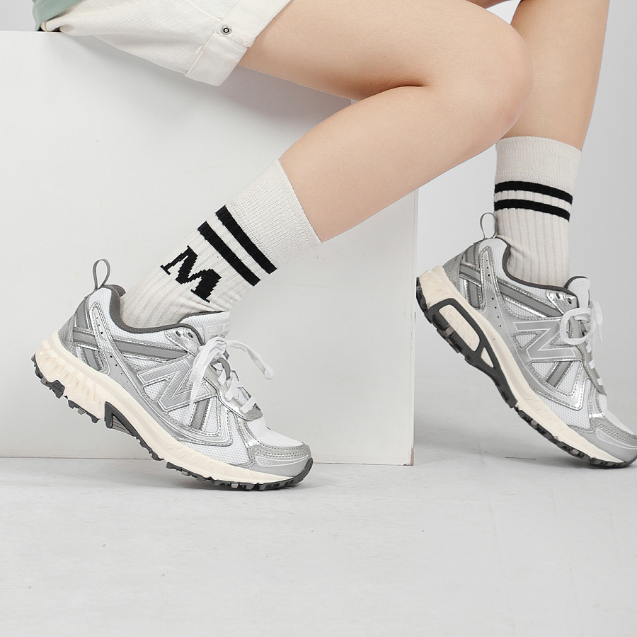 New Balance 410 Wide White Silver купить в интернет-магазине Yoocart с быстрой доставкой по России.