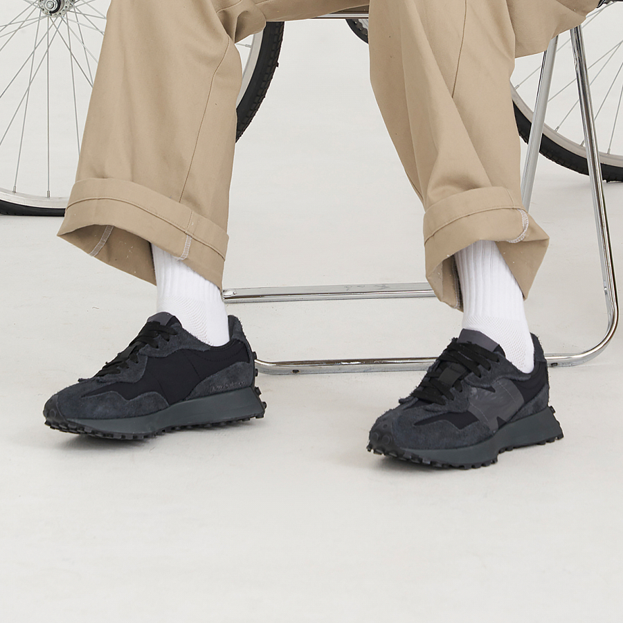 New Balance 327 Phantom Black купить в интернет-магазине Yoocart с быстрой доставкой по России.
