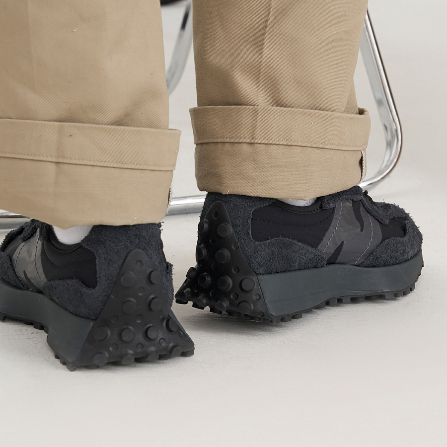 New Balance 327 Phantom Black купить в интернет-магазине Yoocart с быстрой доставкой по России.