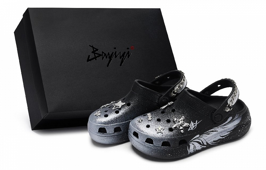 Crocs Classic Clog 811 Manufacturing, Invisible Wings, Special Shoe Box Clogs Unisex Black Silver купить в интернет-магазине Yoocart с быстрой доставкой по России.