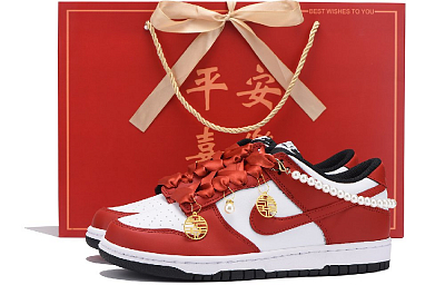 Nike Dunk Anti-Slip Wear-Resistant Low-Top Skateboard Shoes Women's True Red
