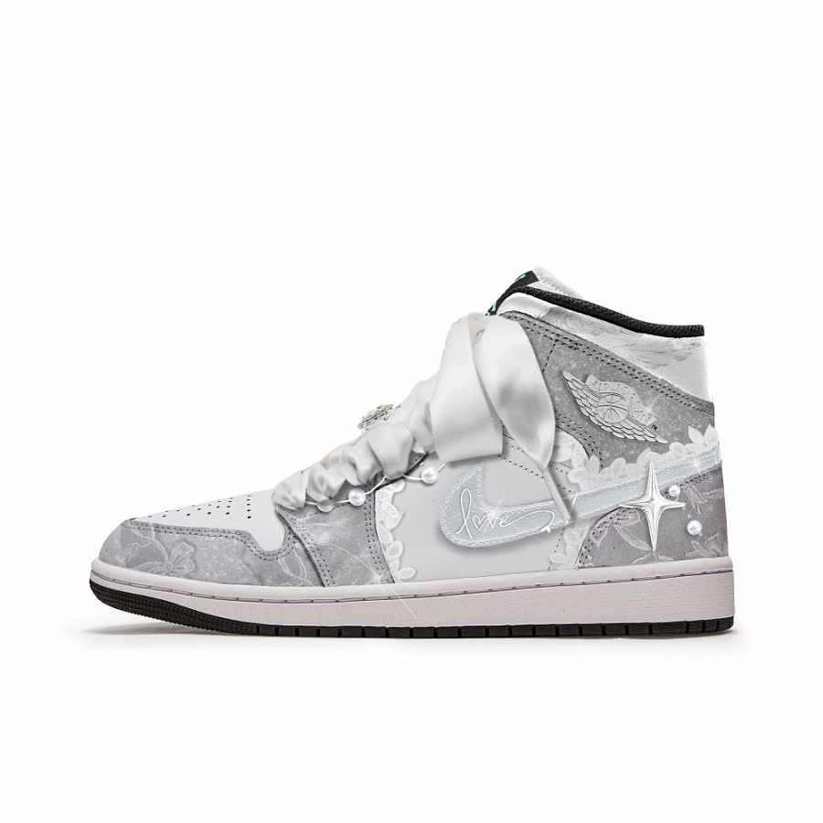 Jordan Air Jordan 1 Vintage Basketball Shoes Women's Mid top Silver/White купить в интернет-магазине Yoocart с быстрой доставкой по России.
