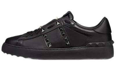 Valentino ROCKSTUD Low top Stylish Skateboarding Shoes Women's Black